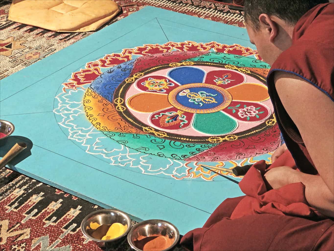 Tibétain dessinant un mandala